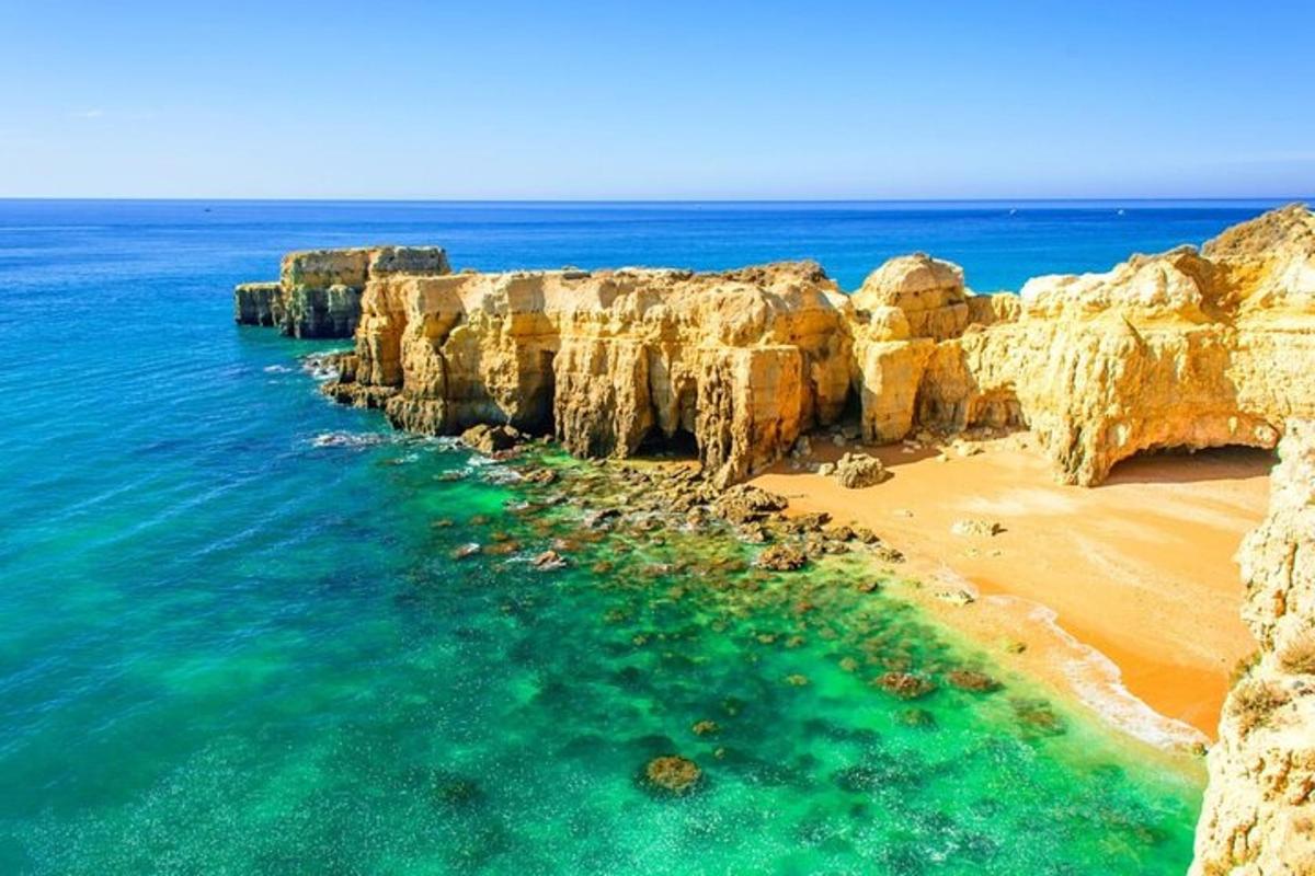 Una vista de una playa con rocas y el océano.