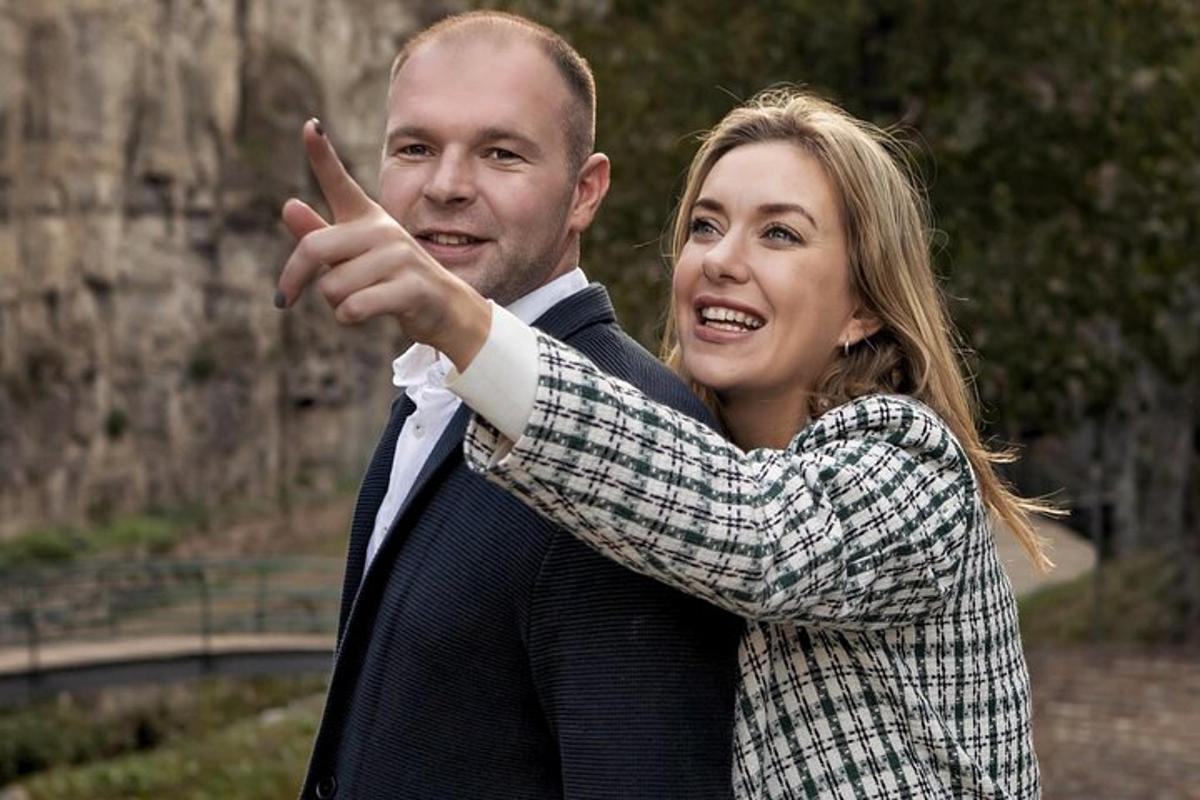 muž a žena pózují pro fotografii