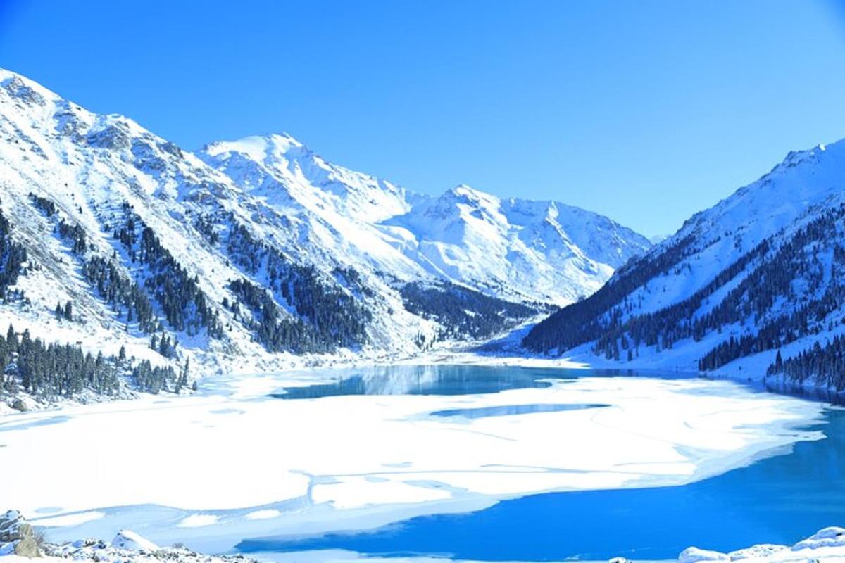 jezero uprostřed zasněžené hory