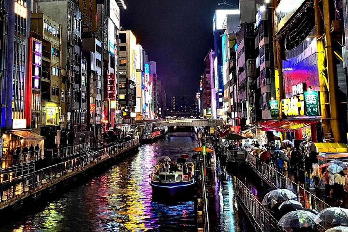 una barca su un fiume in una città di notte
