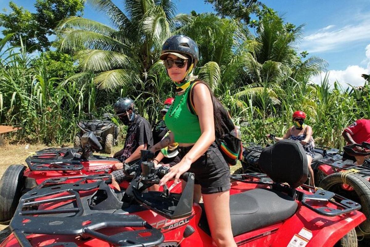 Una mujer está parada en una motocicleta roja