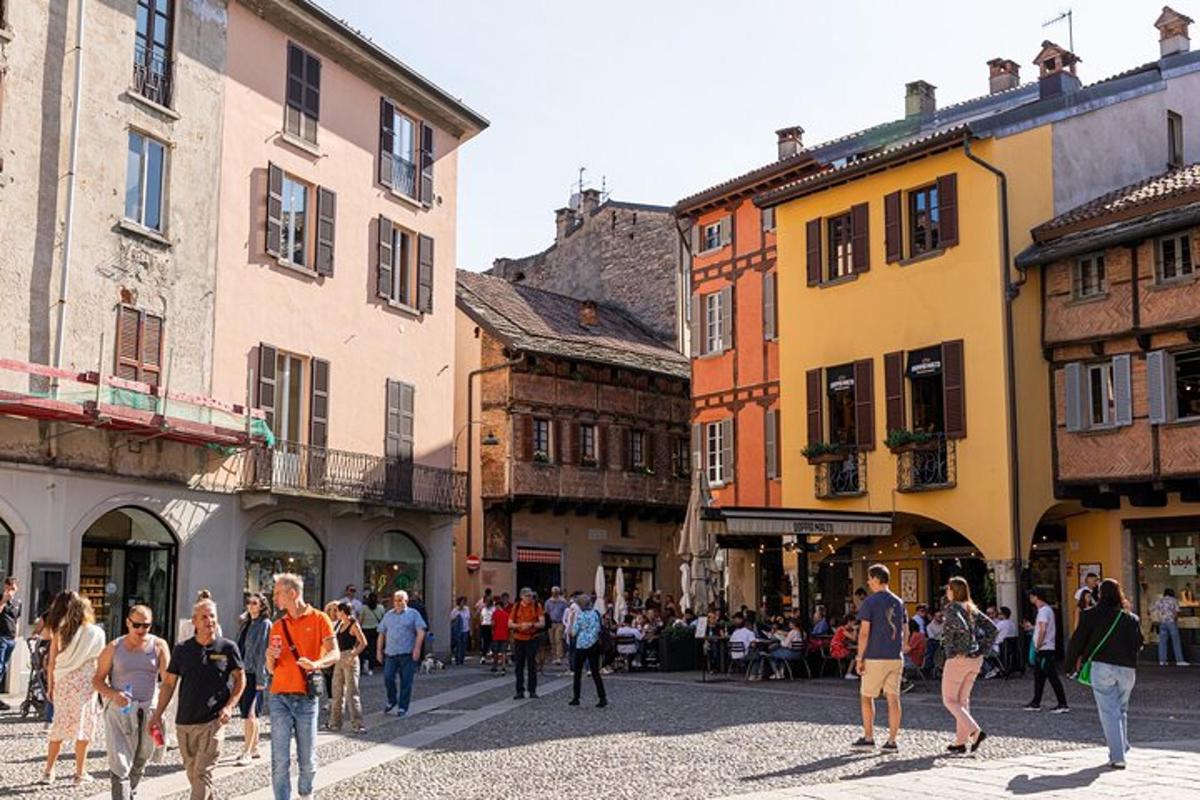 eine Gruppe von Menschen, die eine Straße in einer Stadt entlanggehen