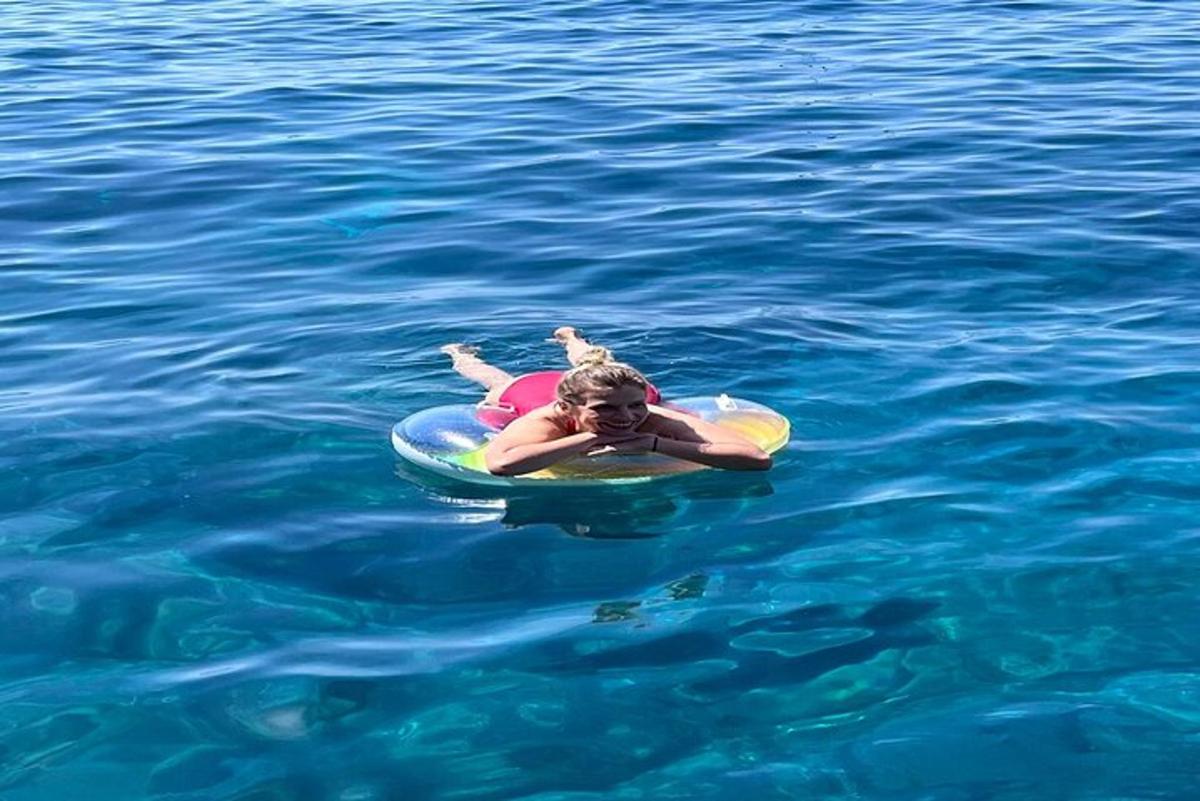 μια γυναίκα ξαπλωμένη σε μια σχεδία στο νερό