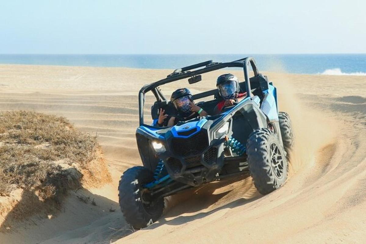dues persones que viatgen en un quad al desert