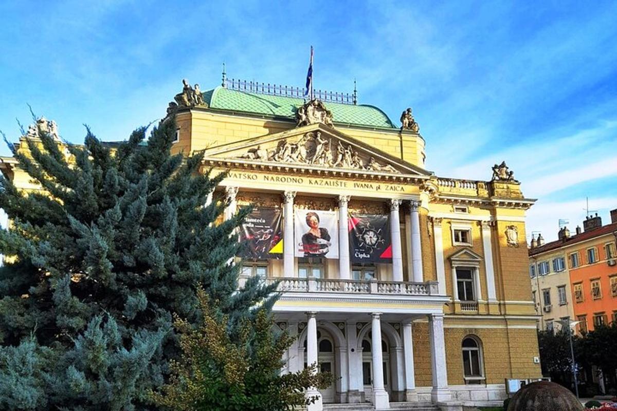 здание с рождественской елкой перед ним
