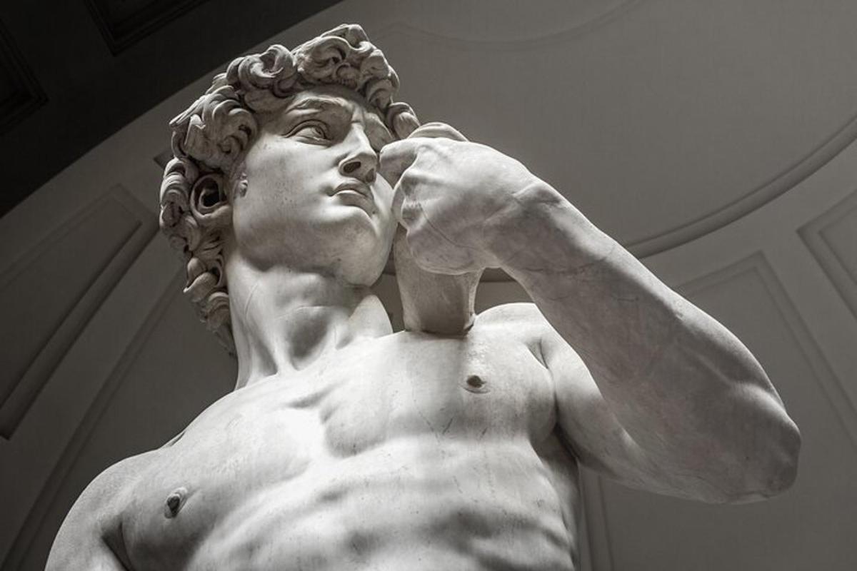 uma estátua de um homem segurando a mão na orelha