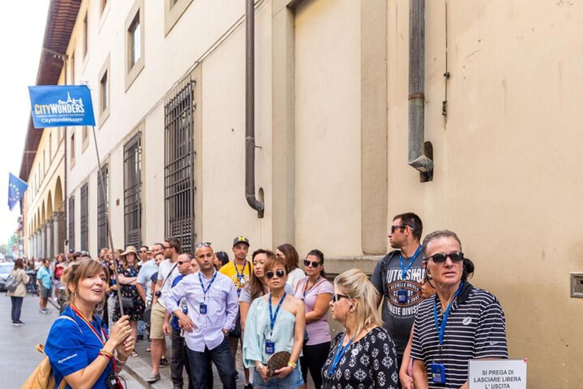 um grande grupo de pessoas caminhando por uma rua