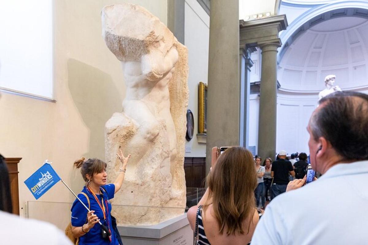 ihmisryhmä katsoo patsasta museossa