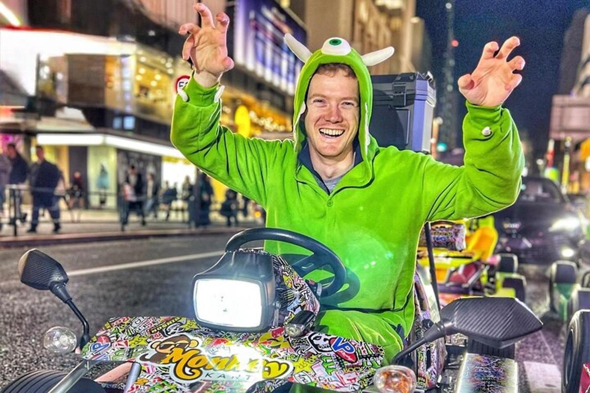 muž v zelené bundě sedící na motorce