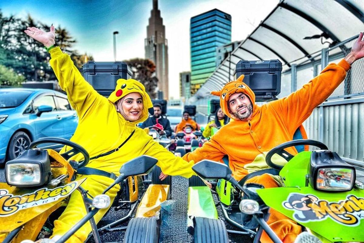 un gruppo di persone vestite in costume su motociclette