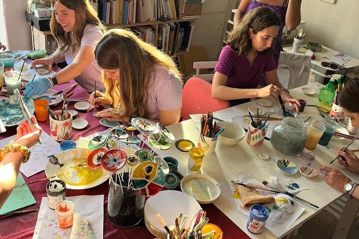 um grupo de mulheres sentadas à mesa fazendo artesanato
