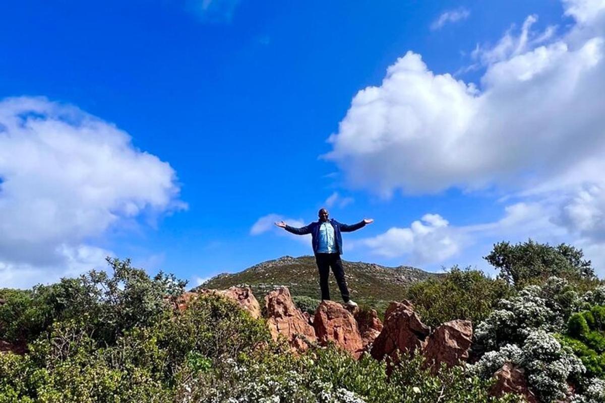 un hombre parado en la cima de una montaña