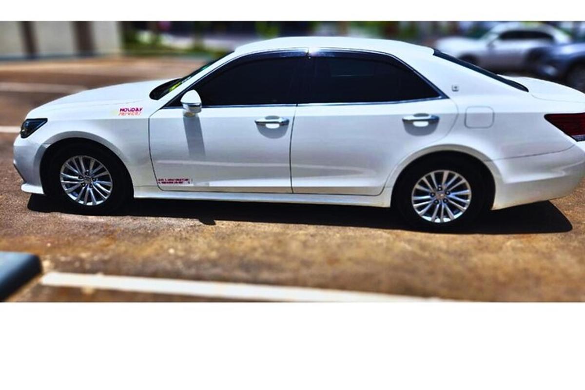 sebuah kereta putih diletakkan di tempat letak kereta