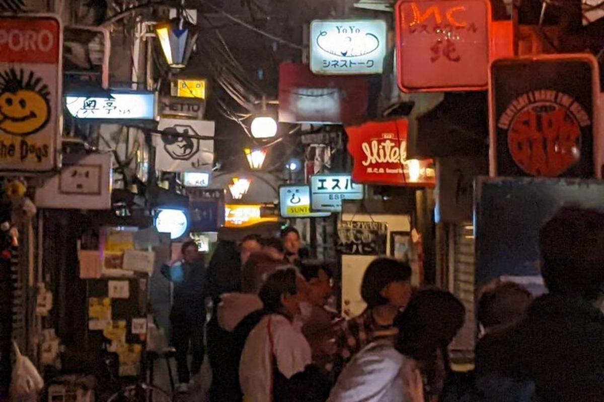 sekumpulan orang di jalan dengan papan tanda