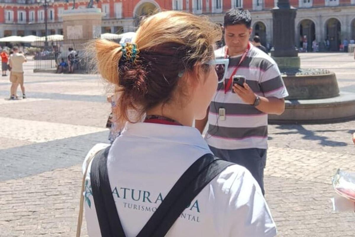 žena fotící muže mobilním telefonem