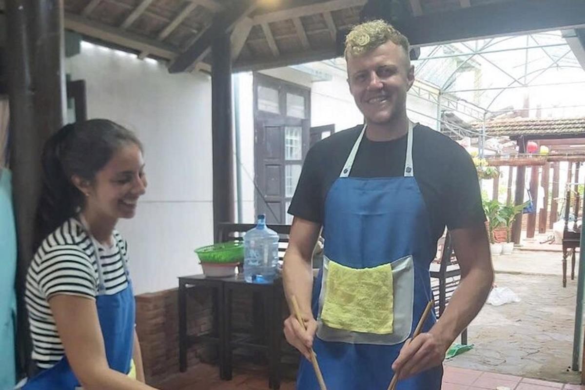 ženska, ki stoji poleg moškega v predpasniku