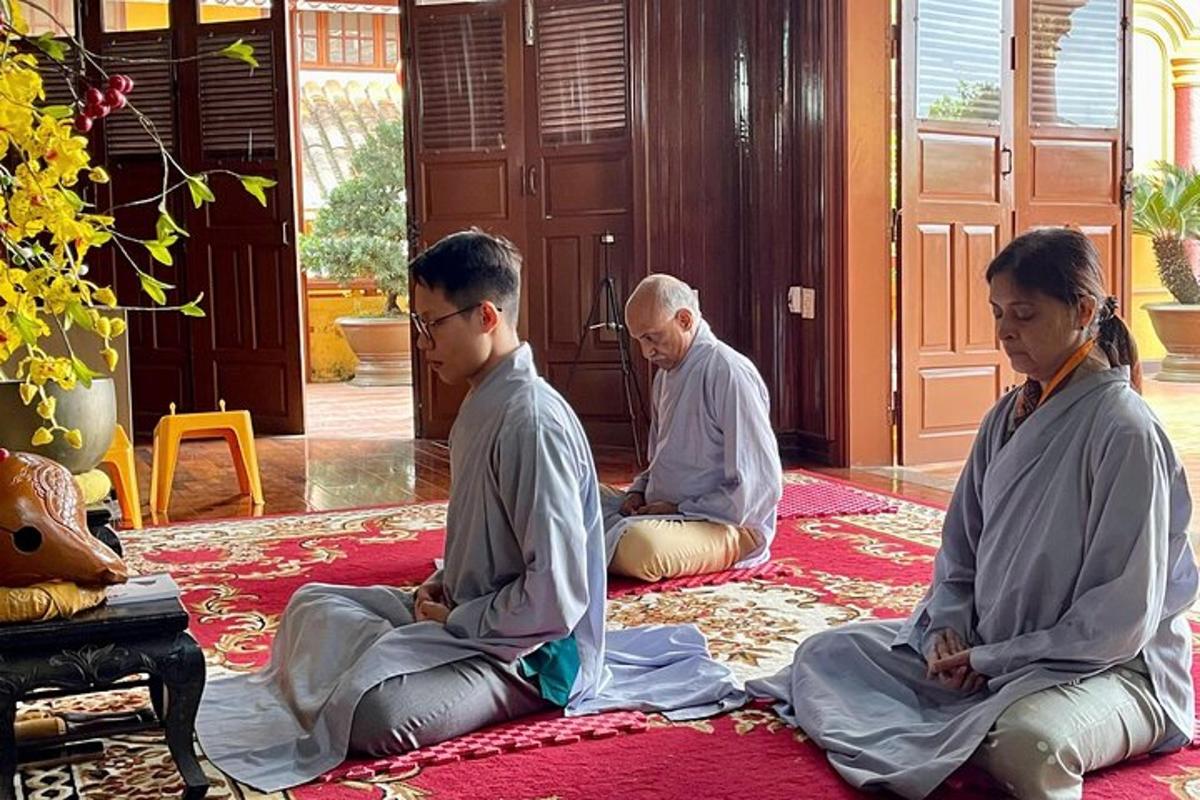un gruppo di tre uomini seduti in meditazione