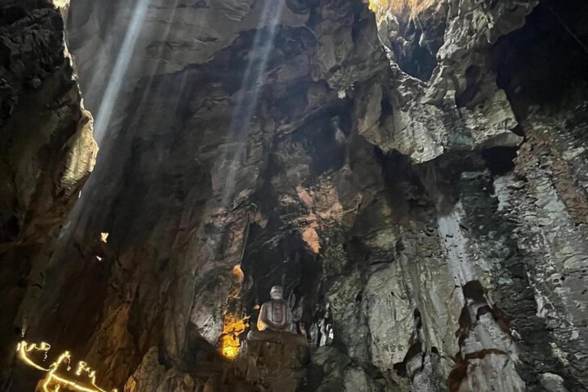 uma caverna com uma estrada no meio