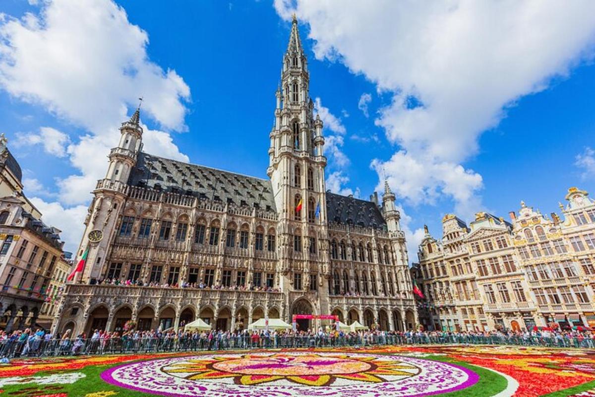 un grande edificio con un grande labirinto di fiori di fronte