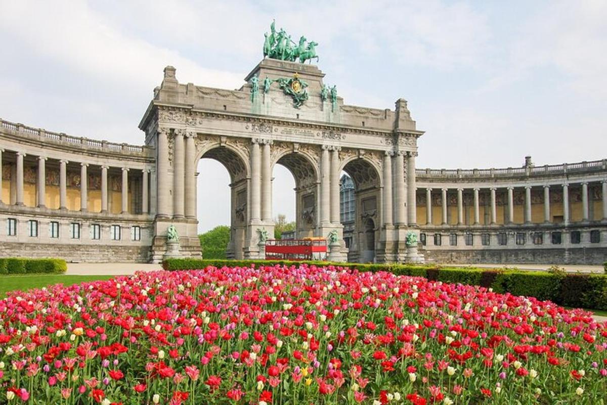 un grande edificio con dei fiori di fronte