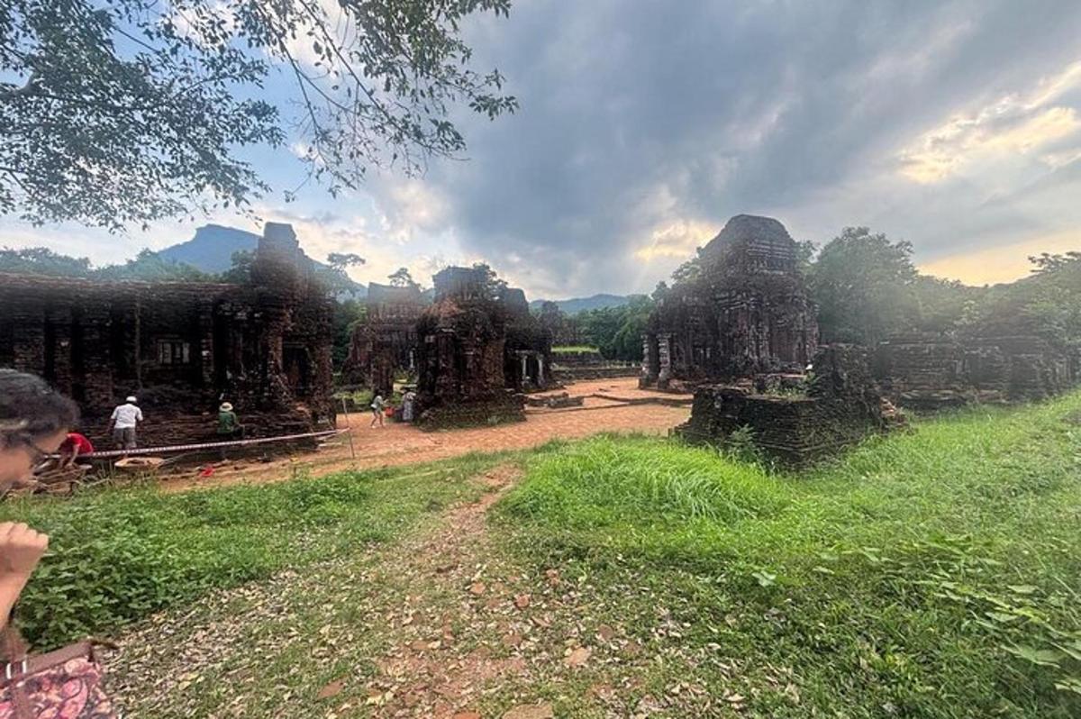 un camí que porta a un temple en un camp