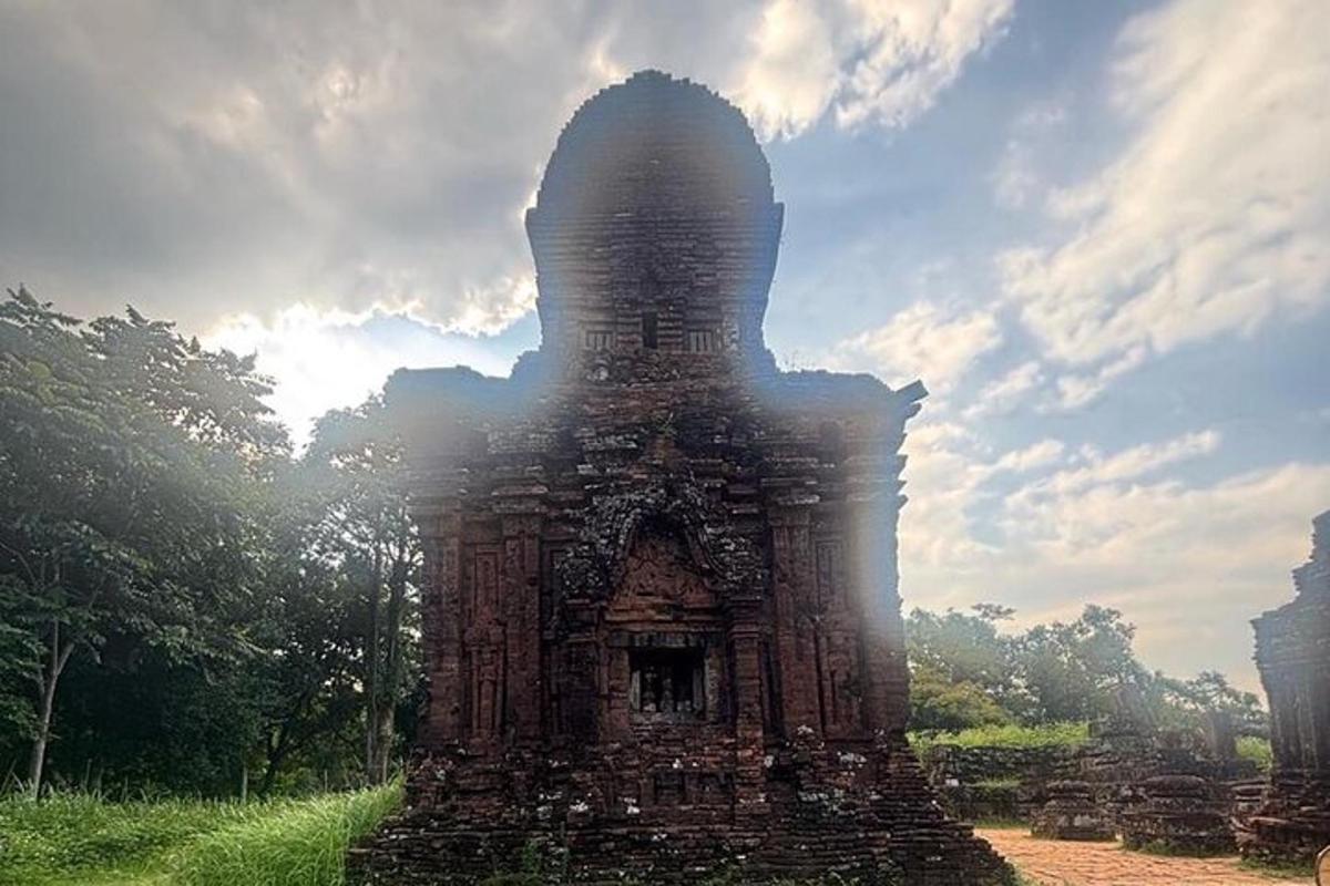 un edifici al mig d'un camp