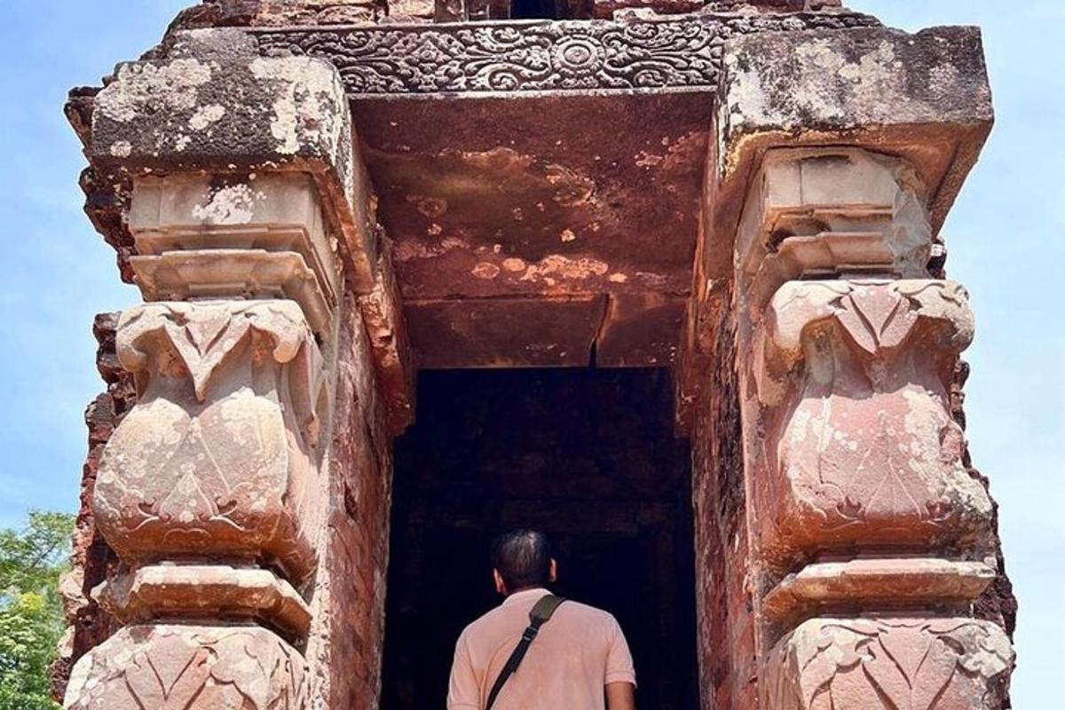 un home dret a la porta d'un edifici