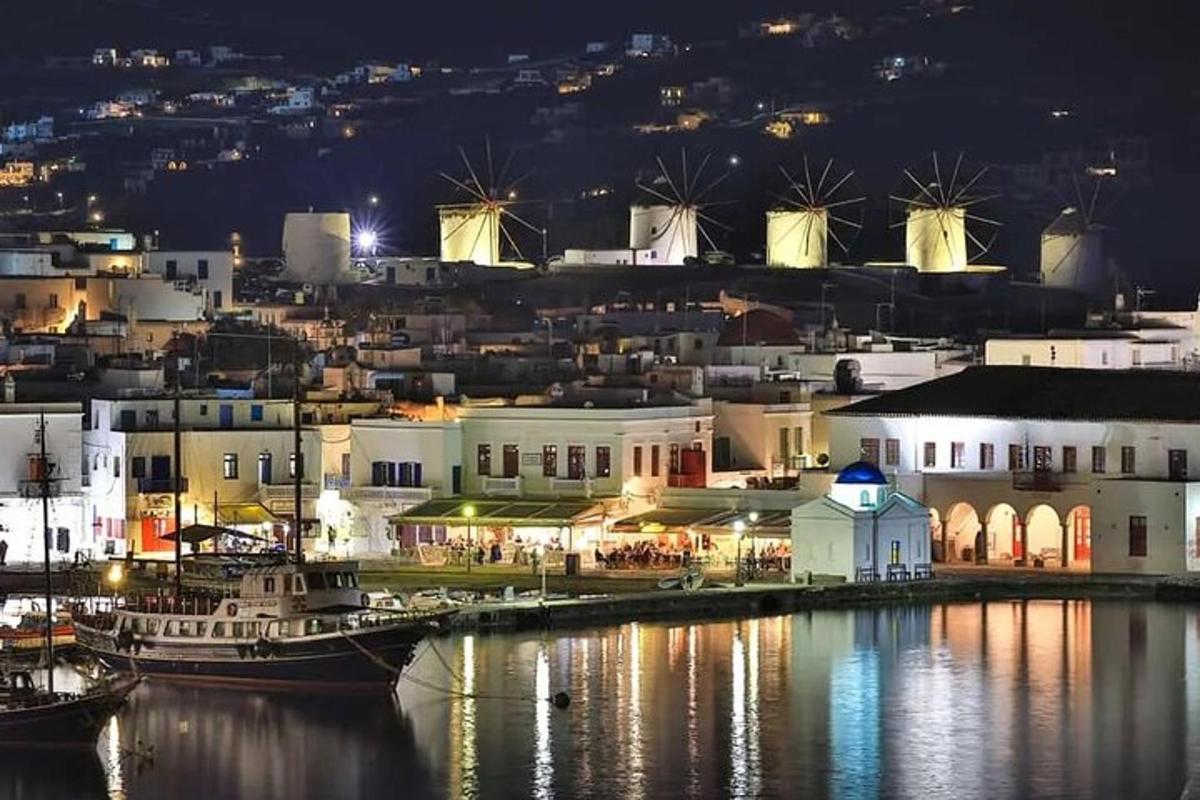 Μια πόλη τη νύχτα με λιμάνι και κτίρια