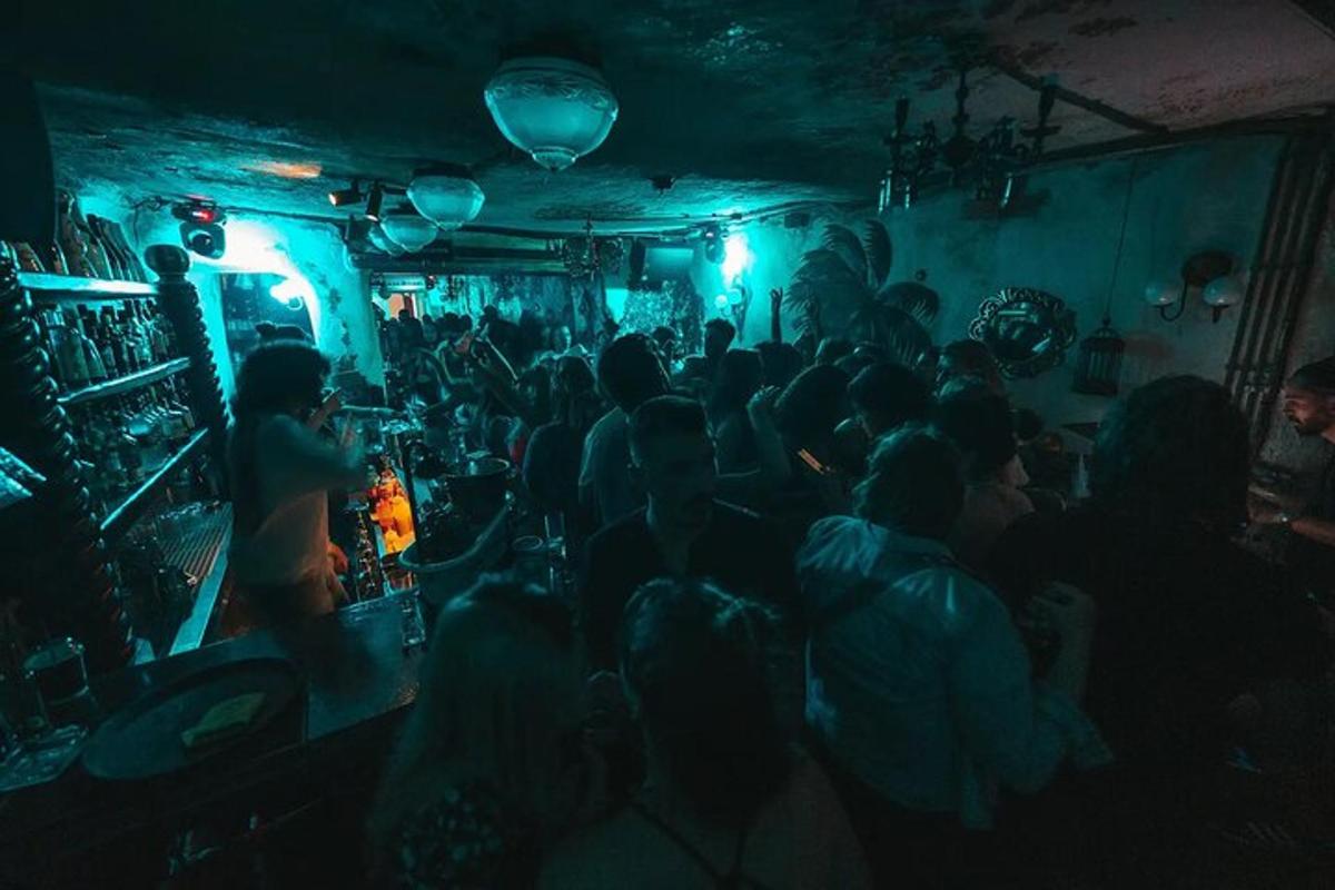 skupina lidí sedících v baru v noci