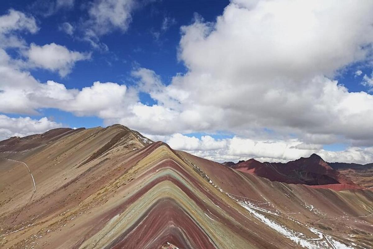 een uitzicht op een berg onder een bewolkte hemel