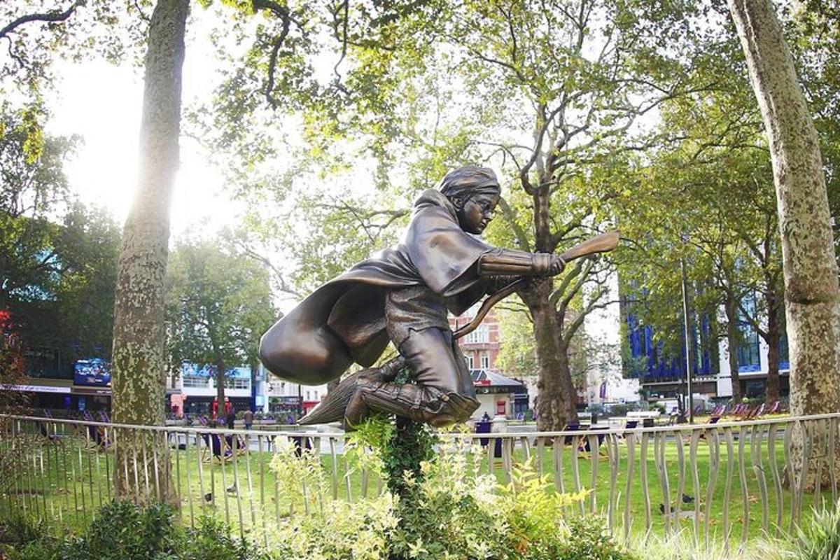 una statua di un uomo che brandisce una mazza da baseball