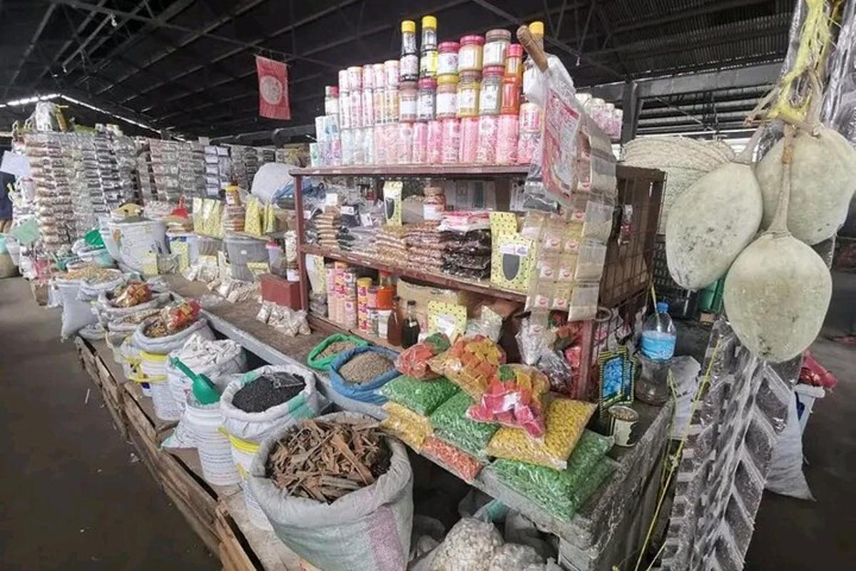 toko yang penuh dengan banyak makanan dan barang lainnya