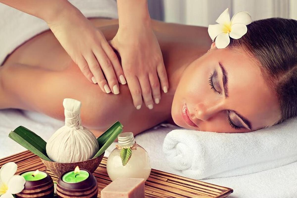 kobieta korzystająca z masażu w salonie spa