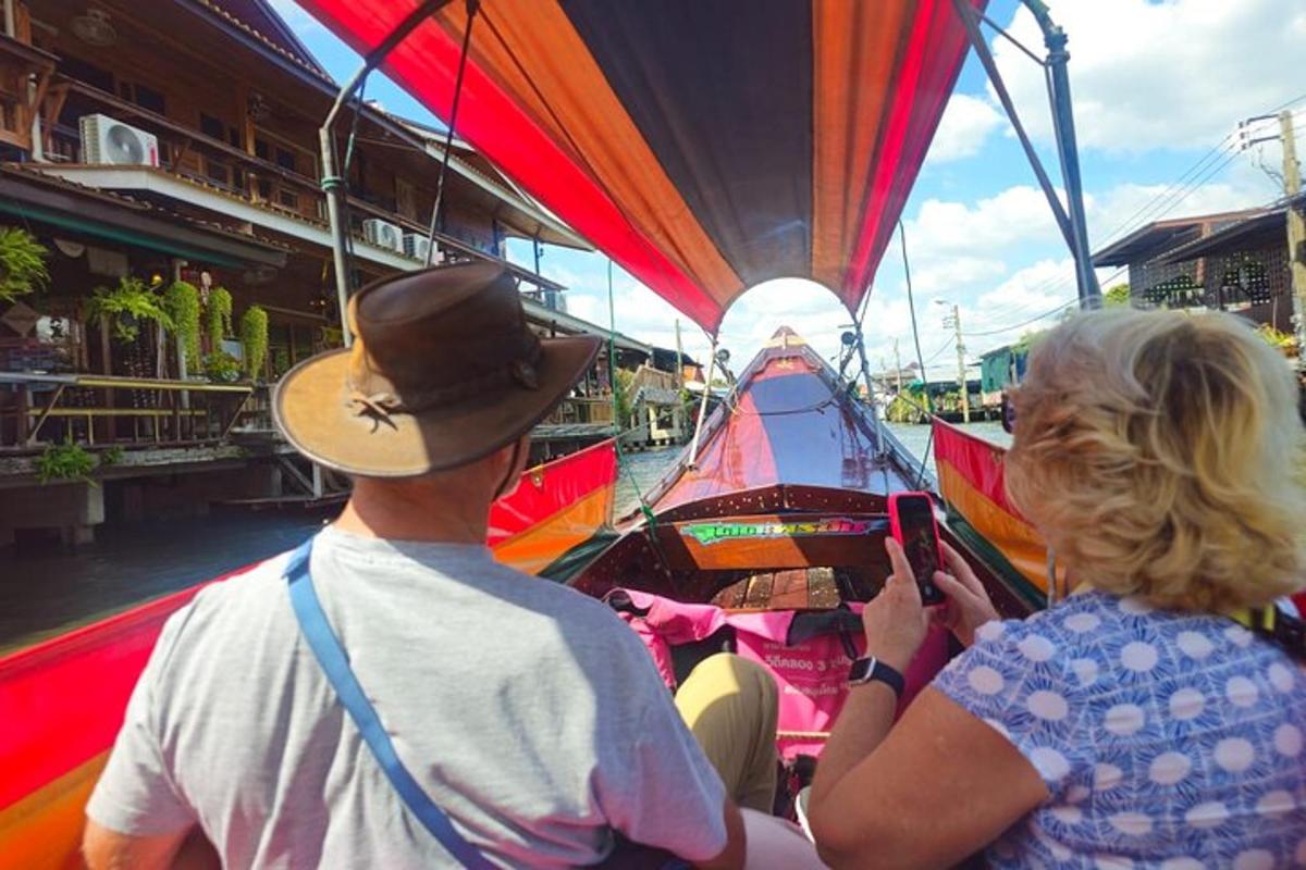 Un hombre y una mujer de pie en un barco