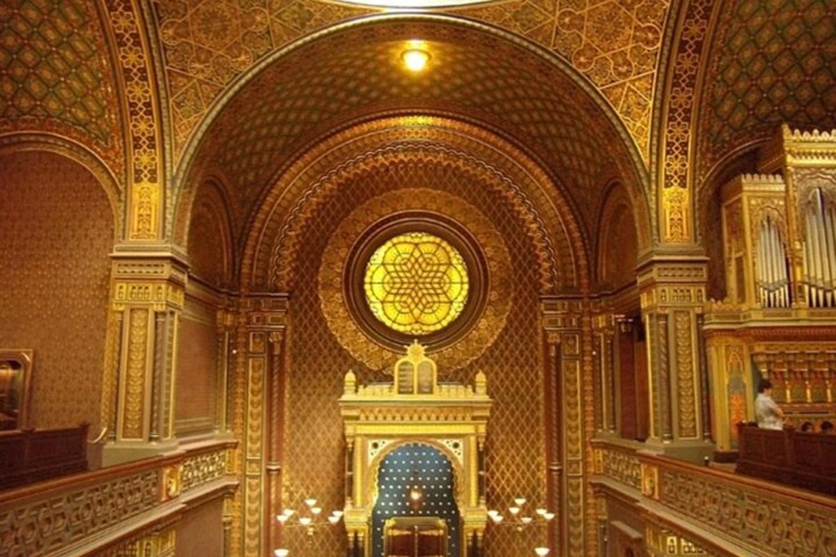 uma grande sala com um altar em uma igreja