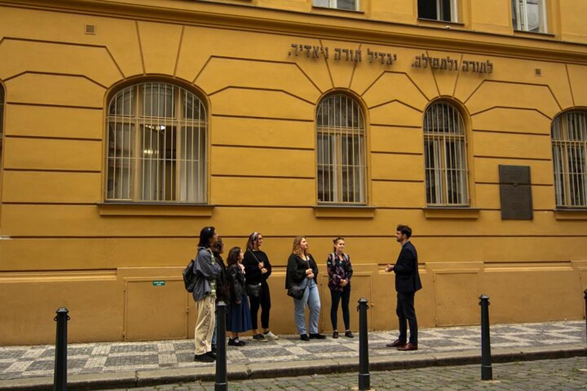 um grupo de pessoas em pé em frente a um prédio
