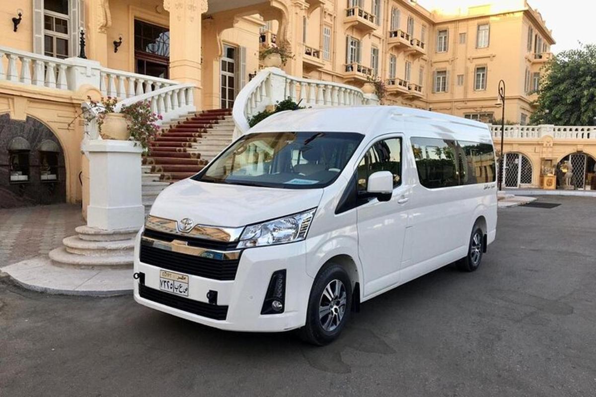 une camionnette blanche garée devant un immeuble