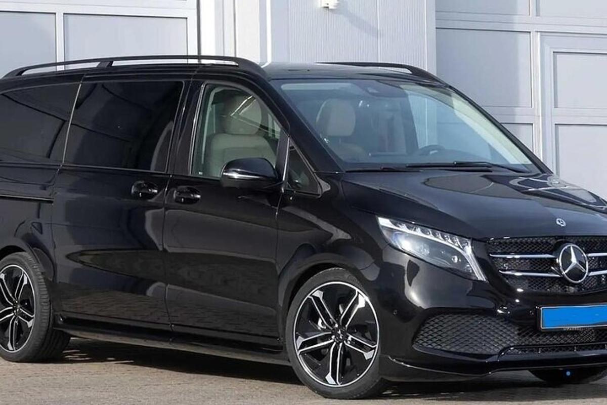 un minivan Mercedes Benz nero parcheggiato in un garage