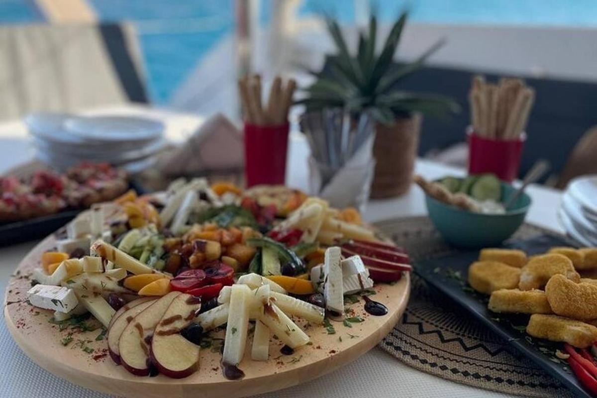 sepinggan makanan di atas meja
