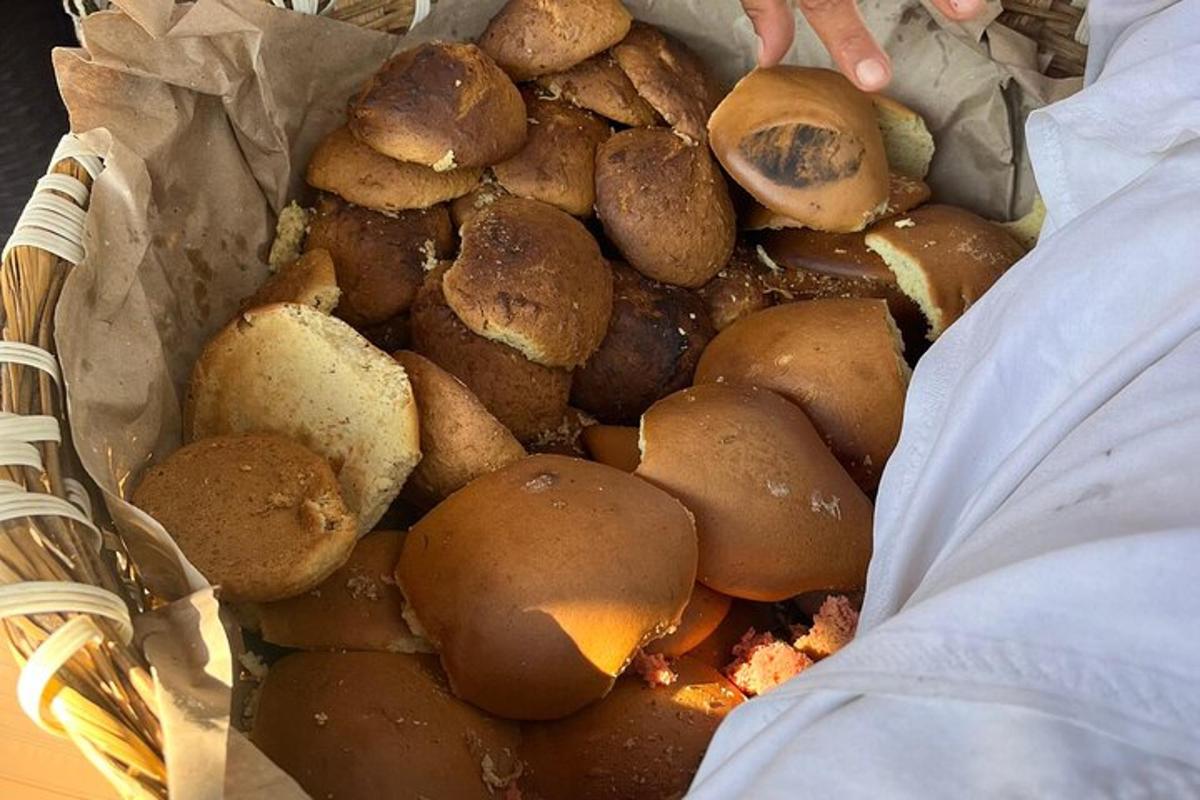 sekeranjang roti dengan seseorang yang memegangnya