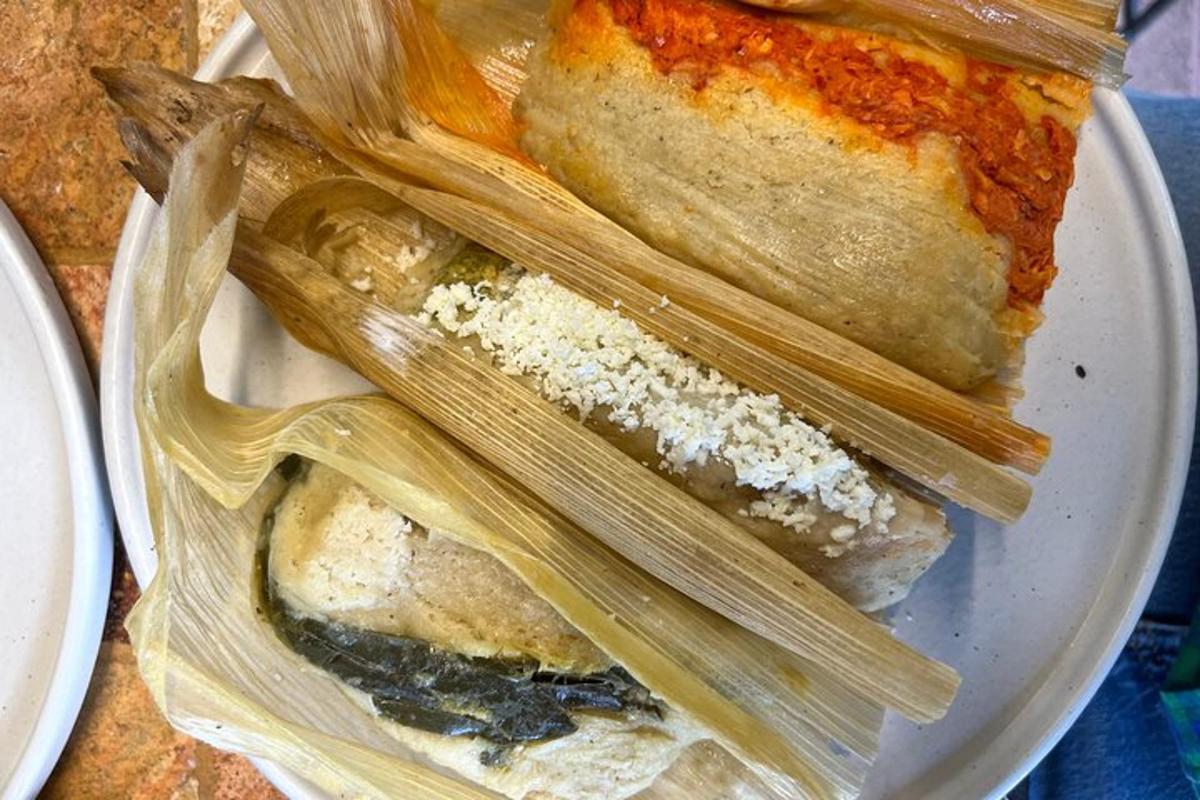 Ένα πιάτο φαγητού με νουντλς και ψωμί σε ένα τραπέζι