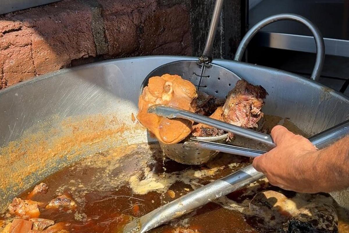 seseorang sedang memasak makanan di dalam panci