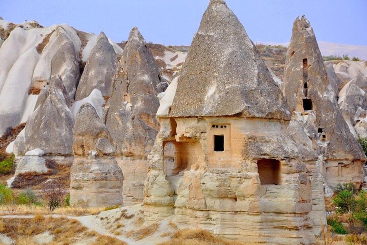un vecchio edificio in una formazione rocciosa