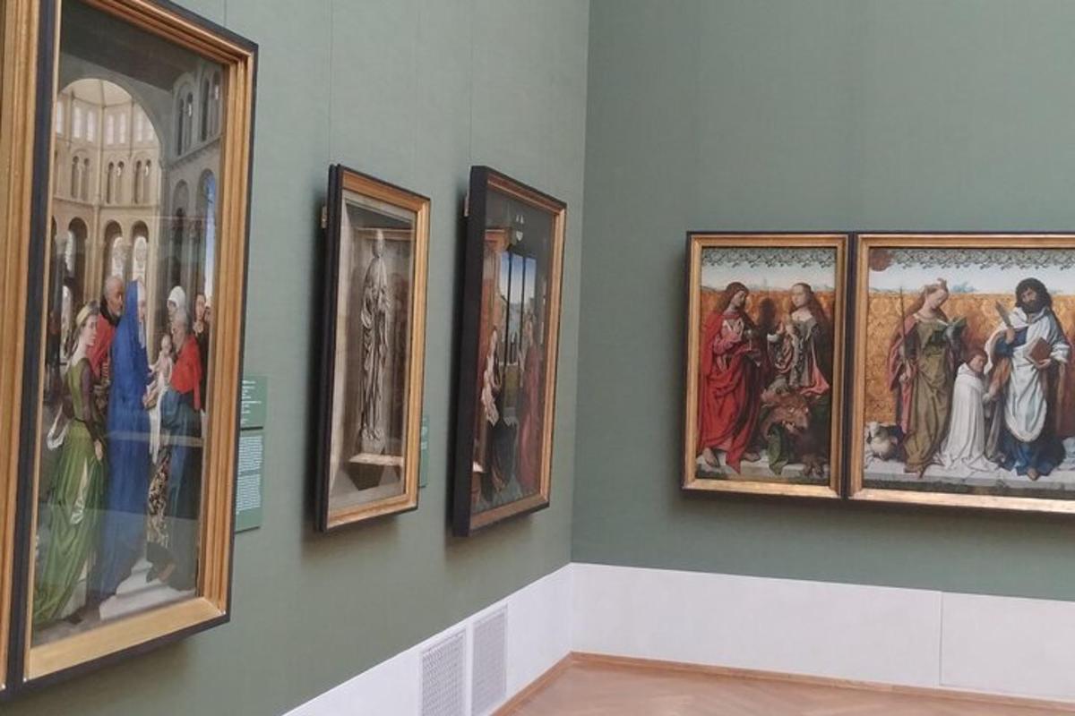 un grup de picturi pe un perete într-un muzeu