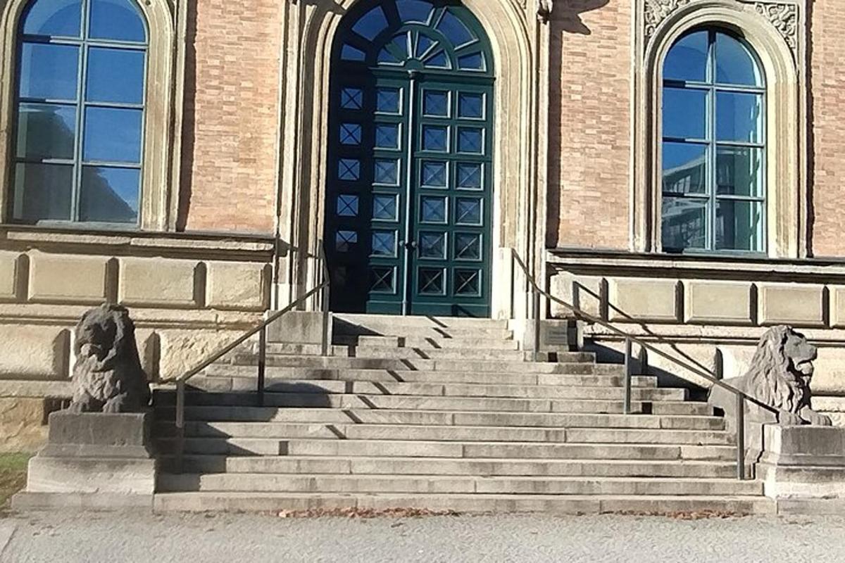 un edifici amb escales davant d'un edifici