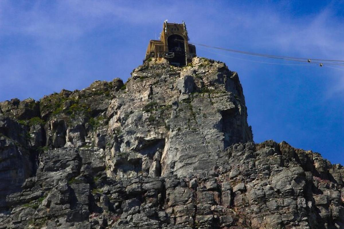 un edificio en la cima de una montaña