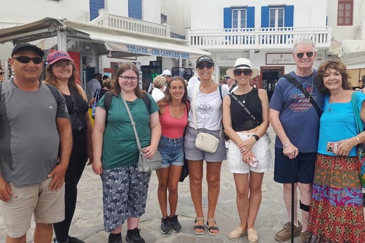 skupina lidí pózujících pro fotografii na ulici