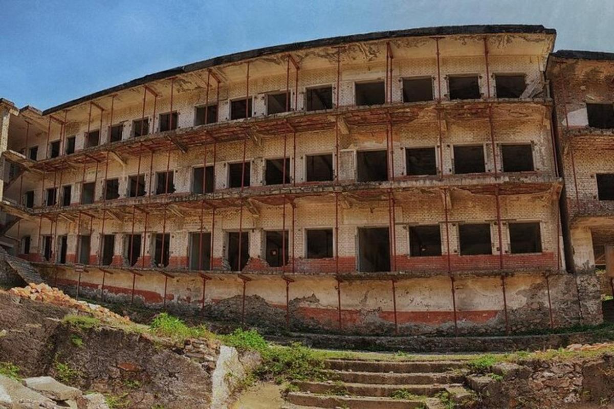 um prédio antigo situado no topo de uma montanha