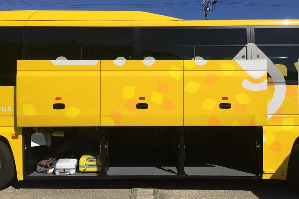 egy sárga busz, oldalára festett arccal