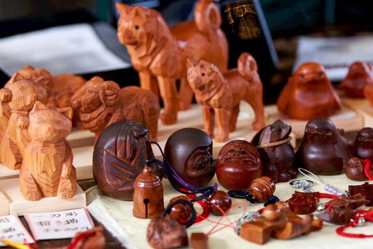 un tavolo sormontato da statuette di legno di gatti e animali